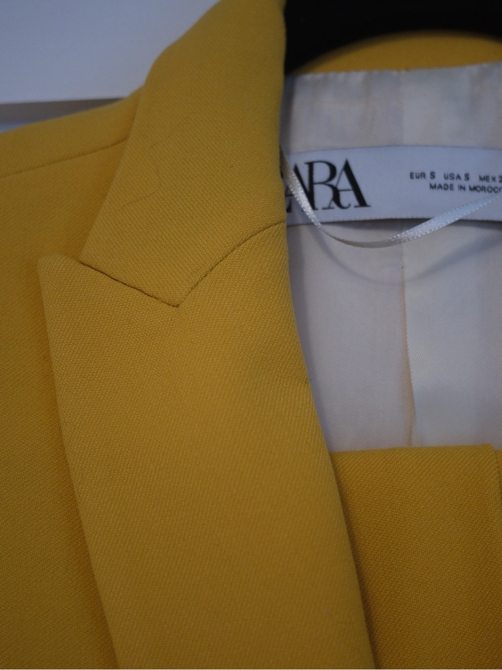 Double-Breasted Yellow pants suit - Picture 2 of 5